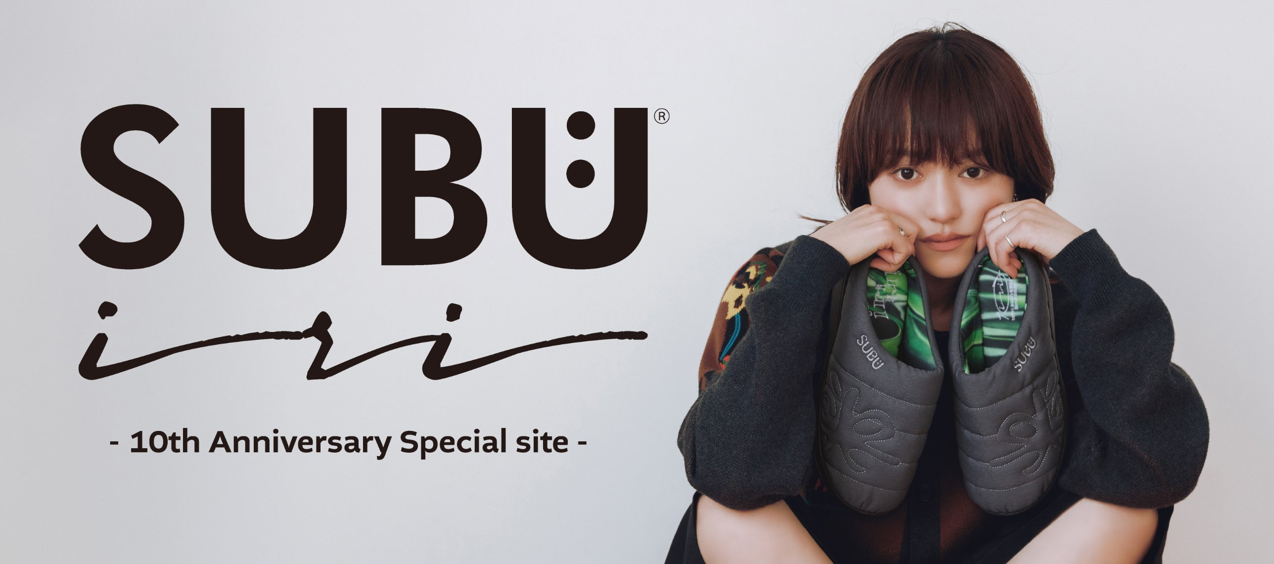 SUBU × iri - 10th Anniversary Special site -　サンダルを顔の横に持つiri